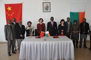 中國駐馬達加斯加大使楊小茸出席向馬文化部捐贈辦公用品交接儀式 強化兩國文化交流合作